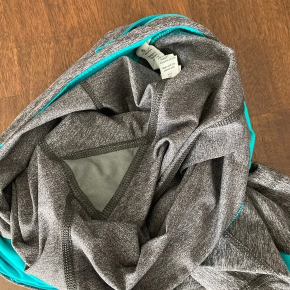 SALE Size 4 Cropped Teal Lululemon Legging. Great Used Condition! - Picture 5 of 7